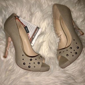 Peep toe studded pumps